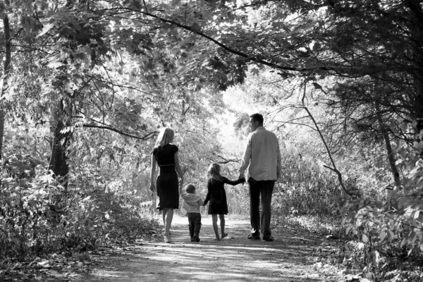 幸せな若い家族が自然の中を歩く — ストック写真