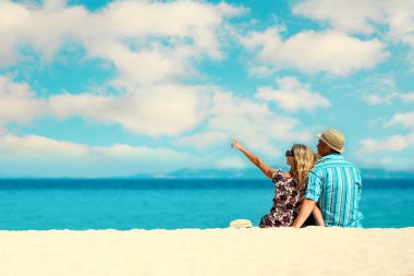 Yazın kumsalda aşık bir çift.