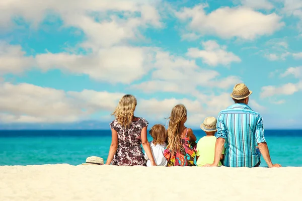 Glückliches Familienspiel Strand — Stockfoto