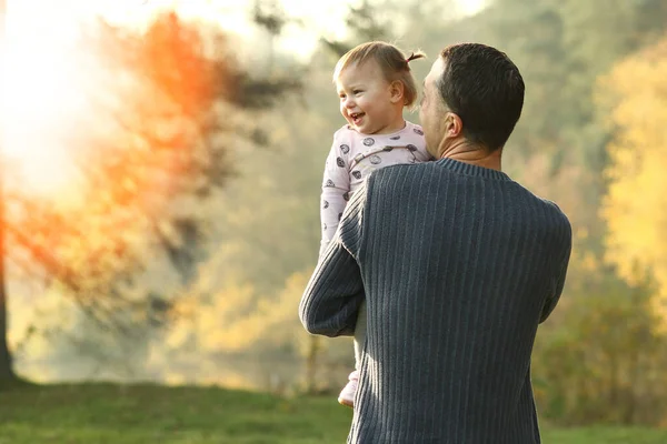 Vader Kleine Gelukkige Dochter Natuur — Stockfoto