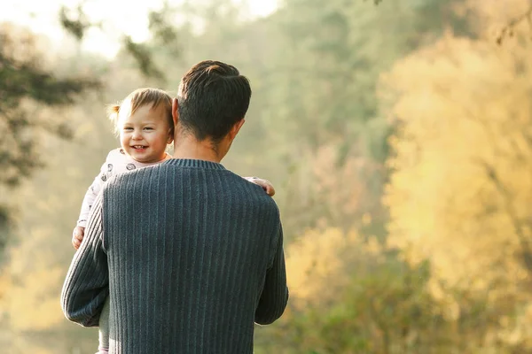 Pai Pequena Filha Feliz Natureza — Fotografia de Stock