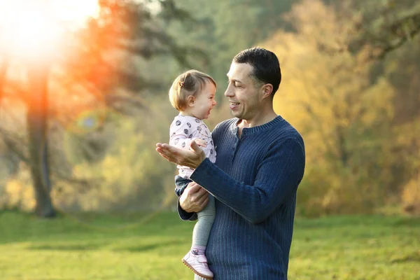 Far Och Liten Lycklig Dotter Naturen — Stockfoto