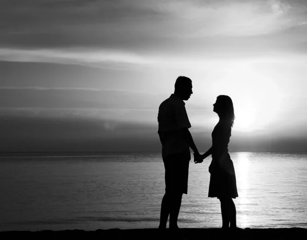 Silhouet Van Een Gelukkig Liefdevol Paar Bij Zonsondergang Aan Kust — Stockfoto