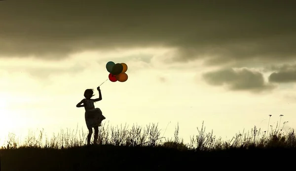 Ett Silhuett Litet Barn Med Ballonger — Stockfoto