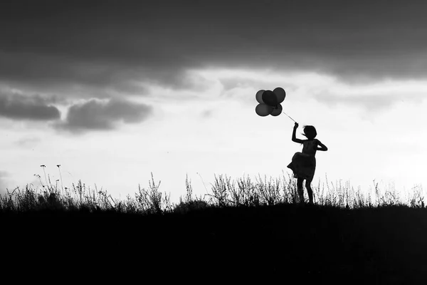 Uma Criança Silhueta Com Balões — Fotografia de Stock