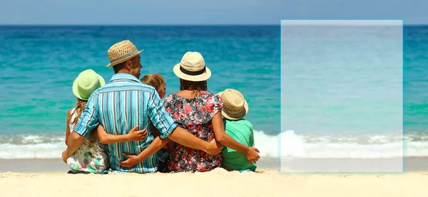 Familia Feliz Playa Cerca Del Mar — Foto de Stock