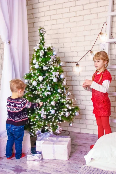 Niños Felices Casa Navidad — Foto de Stock