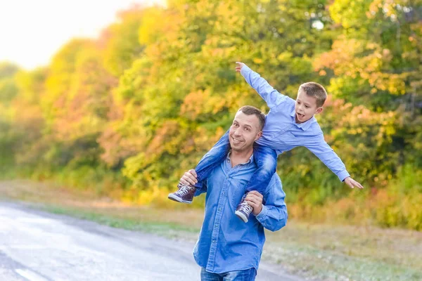 Lycklig Förälder Med Ett Barn Parken Händer Natur Resa Längs — Stockfoto