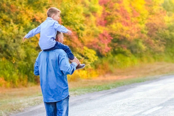 Parkta Çocuklu Mutlu Bir Ebeveyn Doğa Seyahati Yol Boyunca Git — Stok fotoğraf