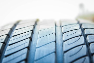 Otomatik arkaplan için araba lastikleri ve tekerlekleri