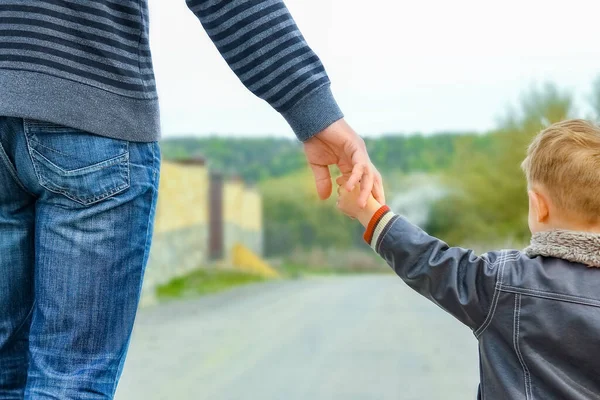 Belles Mains Parents Enfants Extérieur Dans Parc — Photo