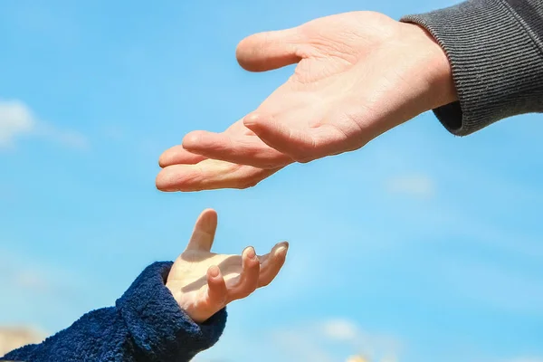 Stilvolle Hände Eines Elternteils Und Eines Kindes Der Natur Hintergrund — Stockfoto