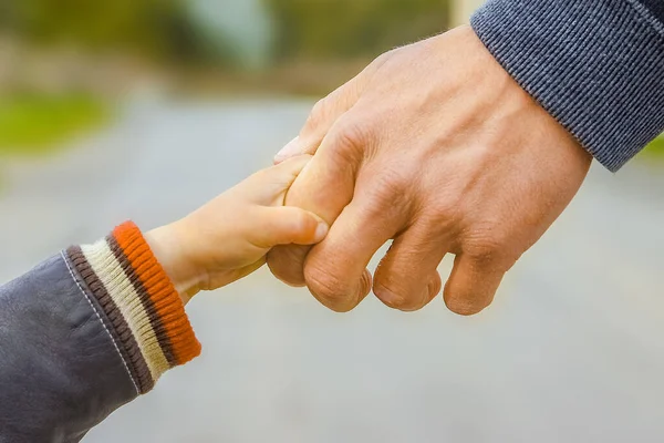 Schöne Hände Von Eltern Und Kind Freien Park — Stockfoto