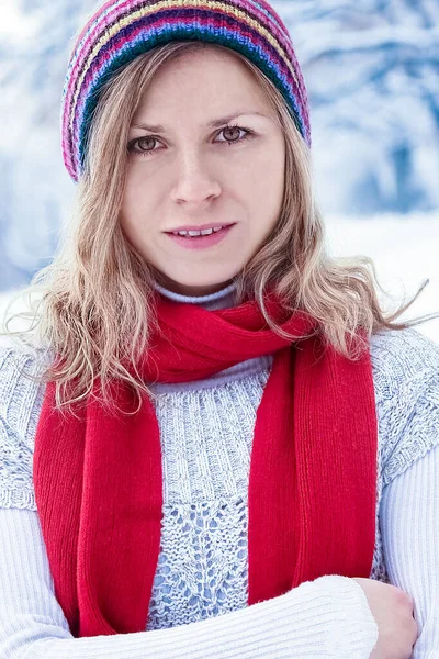 Hermosa Chica Con Estilo Invierno Parque Fondo Naturaleza —  Fotos de Stock