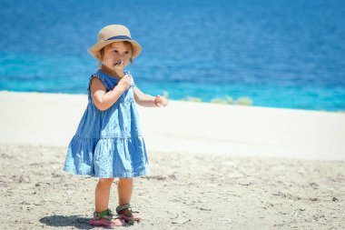 Hafta sonu deniz kenarında dondurmalı mutlu bir çocuk.