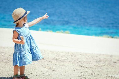 Hafta sonu deniz kenarında dondurmalı mutlu bir çocuk.