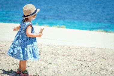 Hafta sonu deniz kenarında dondurmalı mutlu bir çocuk.