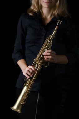 Siyah arka planda soprano saksafon