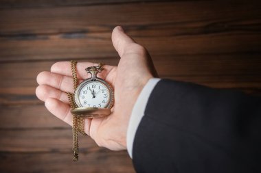 Cep saati bir adamın elinde.