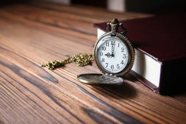 cep saati ve kitap arkaplanı