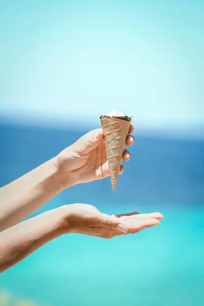 Ice Cream Hands Seashore Nature Weekend Travel — Stock Photo, Image