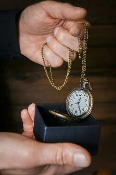 Reloj Bolsillo Las Manos Hombre — Foto de Stock