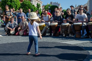 Vilnius, Litvanya, 19 Mayıs 2018: halklar percusion oynarken müzik sokak günde davul arıyorsunuz küçük kız.