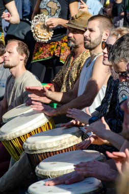 Vilnius, Litvanya, 19 Mayıs 2018: halklar percusion oynarken müzik sokak günde davul.