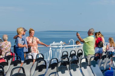 Saaremaa, Estonya, 14 Temmuz 2018: İnsanlar fotoğraf çekimi ve kıta Saaremaa için plan feribot güvertede