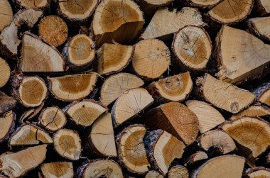 Ahşap arka plan. Kış için yakacak odun yığınları kurutma yakacak odun