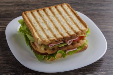 Jambon, pastırma, beyaz tabakta domates taze sandviç yakın çekim