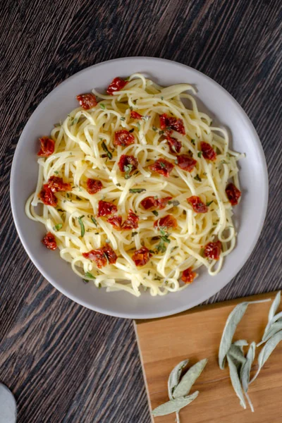 파스타 햇볕에 토마토를 곁들인 스파게티 — 스톡 사진