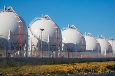 Bir tesiste LPG veya Lng depolama tankları.