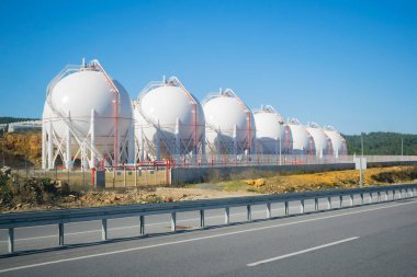 Yol kenarında lng depolama tankları. Güneşli ve net görünüm.