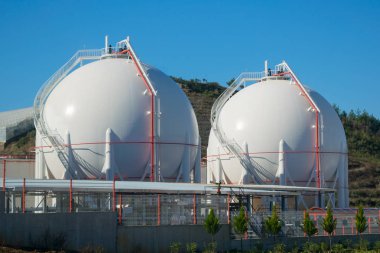 İki sıvılaştırılmış gaz depolama tankı. Lng/Lpg depolama tesisi.