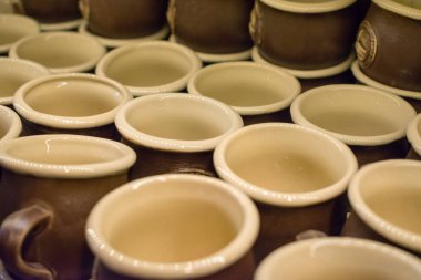 Kahve dükkanında bir yığın kilden kupa var. Üst görünüm.