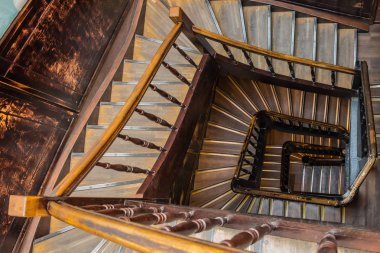 Eski ahşap merdiven. Üst görünüm.