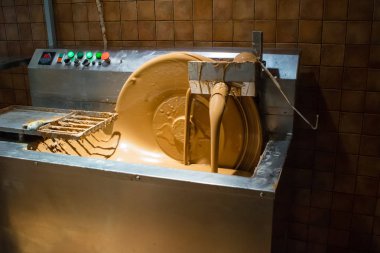 Çikolata temperleme makinesi iş başında. Yeşil ve kırmızı düğmeler. 