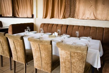 Masa büyük bir restoran masasında..