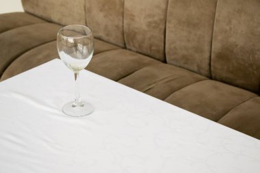 Restoranın köşesinde bir tane zinfandel bardağı var. Arkadaki kadife kanepe..