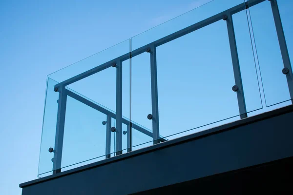 Temperli cam balkon korkulukları. Gökyüzü mavisi arka plan.