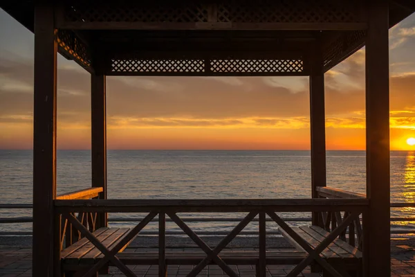 Морской Горизонт Вид Закат Через Беседку Пляже Солнце Левой Стороне — стоковое фото