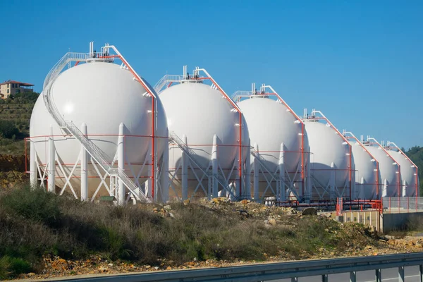 Bir tesiste LPG veya Lng depolama tankları.