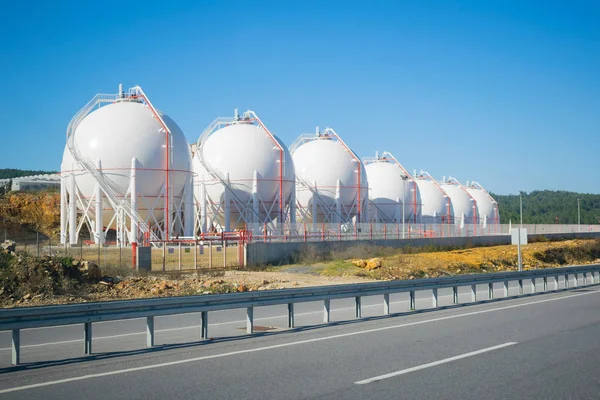 Yol kenarında lng depolama tankları. Güneşli ve net görünüm.