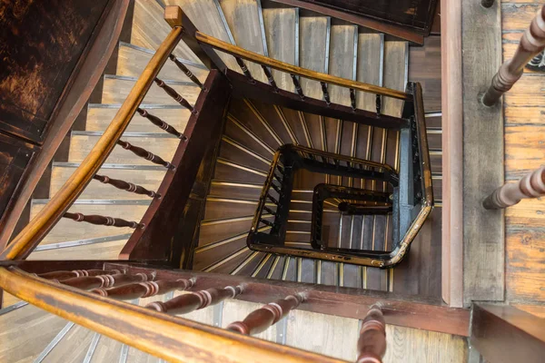 Eski ahşap merdiven. Üst görünüm. Ahşap korkuluk.