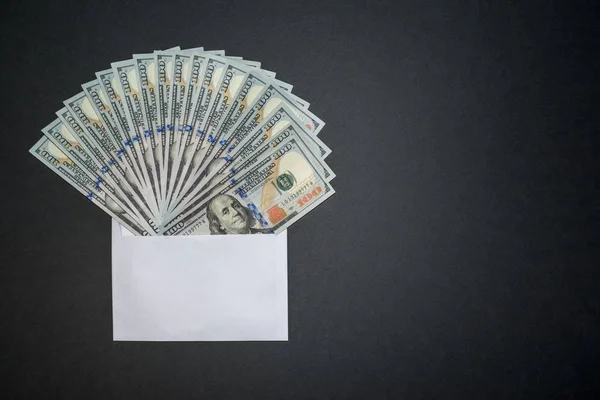 Siyah masa tahtasında para olan bir zarf. Sağ tarafta kopyalama alanı.