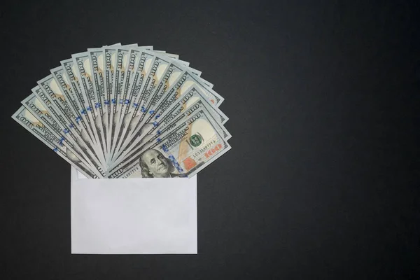 Karanlık masa tahtasının üzerinde para dolu bir zarf vardı. Sağ taraf kopyalama alanı.