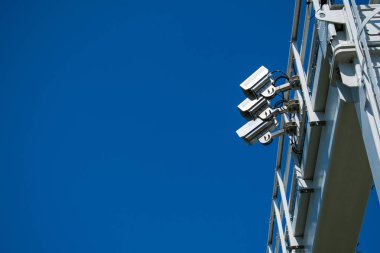 Metal bir inşaatta üç kamera var. Otoyol, karayolu hız kameraları. Soldaki büyük kopyalama alanı.