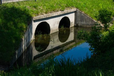 Otobanın altındaki drenaj sistemi. Yolun altındaki beton boru..