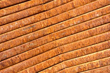 Paslı metal levhalar üst üste yığılmış. Çapraz. Kenarlık görünümü.